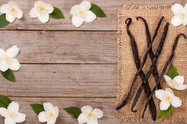 Çiçek ve yaprak kopya alanı metniniz için eski bir ahşap zemin üzerine vanilya sopalarla. Üstten Görünüm