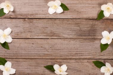 Eski ahşap arka plan kopya alanı metni ile çerçeve Yasemin çiçekleri. Üstten Görünüm. Düğün davetiye kartı