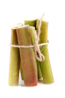 Beyaz arka plan kesme izole ravent kök