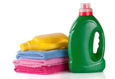 şişe çamaşır deterjanı ve saç kremi veya yumuşatıcı beyaz arka plan üzerinde izole havlu ile