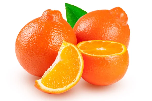 Duas tangerina laranja ou Mineola com folhas isoladas sobre fundo branco — Fotografia de Stock