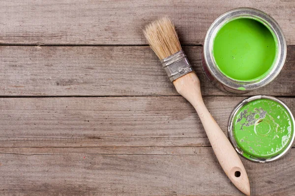 Grüne Farbe in der Bank, um den alten hölzernen Hintergrund mit Kopierraum für Ihren Text zu reparieren und aufzupinseln. Ansicht von oben — Stockfoto