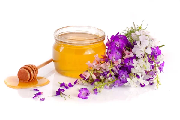 Jar madu dengan bunga liar terisolasi pada latar belakang putih — Stok Foto