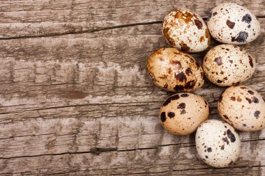 Birkaç Bıldırcın yumurta kopya alanı metniniz için eski ahşap zemin üzerine. Üstten Görünüm