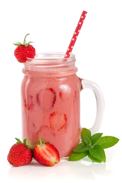 Glas av jordgubb smoothie med mynta blad isolerade på vit bakgrund — Stockfoto