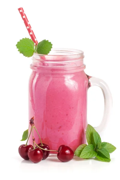 Verre de smoothie aux baies aux cerises isolé sur fond blanc — Photo