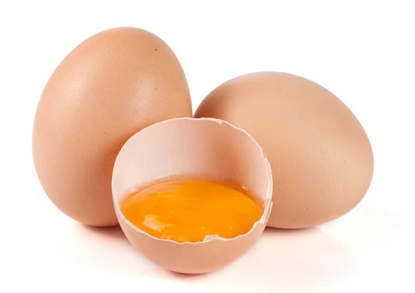 Två hela ägg och trasiga ägg isolerad på vit bakgrund — Stockfoto
