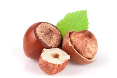 Beyaz arkaplanda yaprakları olan fındıklar