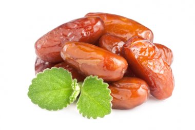 Tarihleri ile nane yaprakları üzerinde izole beyaz arka plan