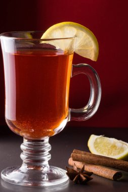 limon karanlık bir arka plan üzerinde mulled şarap