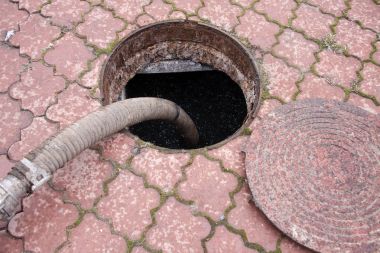 Kanalizasyon drenaj delikten pompa