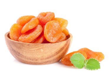 Beyaz arka plan üzerinde izole nane yaprakları ile ahşap bir kase kuru kayısı