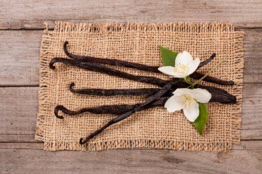 Çiçek ve yaprak üzerinde çul ile vanilya çubukları