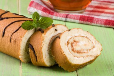 Bisküvi İsviçre rulo yakın çekim yeşil ahşap arka plan