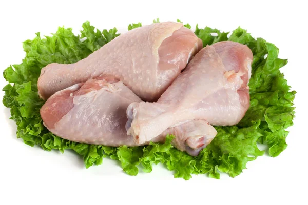 Tres palitos de pollo crudos con hoja de lechuga aislada sobre fondo blanco — Foto de Stock
