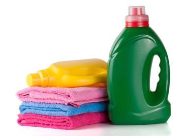 şişe çamaşır deterjanı ve saç kremi veya yumuşatıcı beyaz arka plan üzerinde izole havlu ile