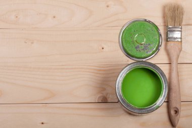 Onarım ve metniniz için kopya alanı ile ışık ahşap arka plan üzerinde fırça banka yeşil boya. Üstten Görünüm