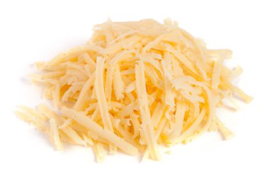 Rendelenmiş peynir beyaz arka plan üzerinde izole yığını