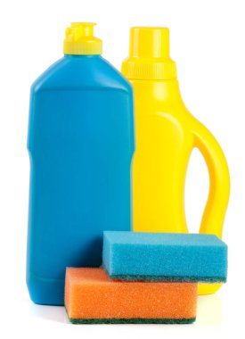 Beyaz arka plan üzerinde izole sünger ile bulaşık yıkama deterjanı