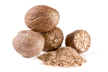 Üç küçük hindistan cevizi ve beyaz arka plan üzerinde izole toz