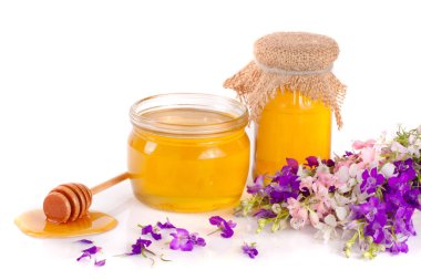 Kavanoz bal ile kır çiçekleri beyaz arka plan üzerinde izole