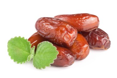 Tarihleri ile nane yaprakları üzerinde izole beyaz arka plan