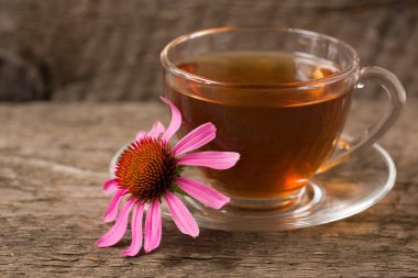 Eski ahşap masa Ekinezya çayı fincan