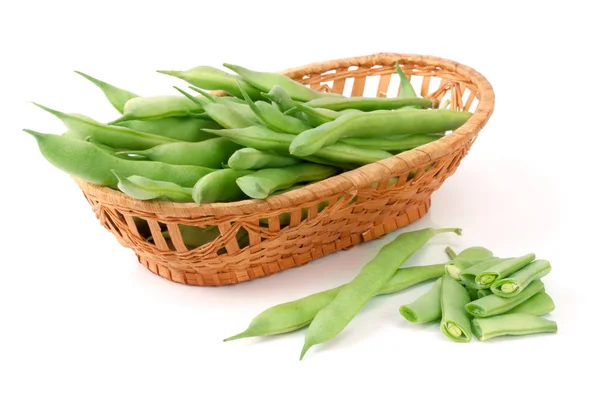 Haricots verts dans un panier en osier isolé sur un fond blanc — Photo