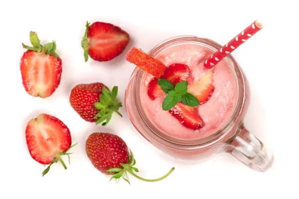 Bicchiere di yogurt alla fragola con foglie di menta isolate su sfondo bianco. Vista dall'alto — Foto Stock