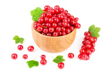 Frenk üzümü çilek yaprak üzerinde beyaz izole bir ahşap kase