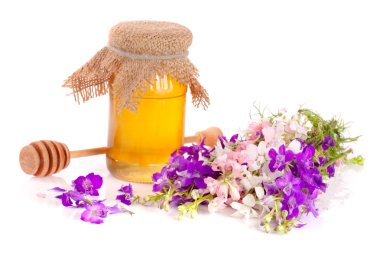 Kavanoz bal ile kır çiçekleri beyaz arka plan üzerinde izole