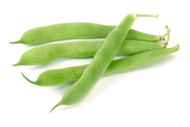 Beyaz arkaplanda yeşil fasulyeler izole edilmiş.