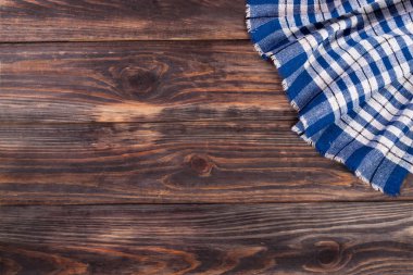 siyah ahşap tablo kopya mavi kareli masa örtüsü sp