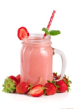 Çilekli yoğurt nane ile cam izole üzerinde beyaz arka plan bırakır