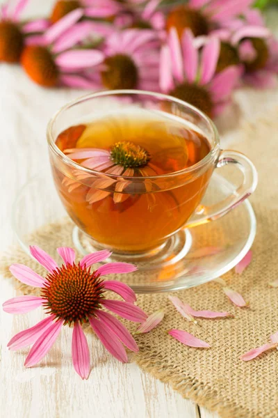 Kopje echinacea thee op witte houten tafel — Stockfoto