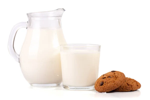 Глечик молока з печивом з вівсянки ізольований на білому тлі — стокове фото