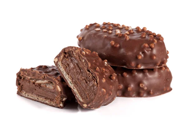 Caramelo de chocolate con relleno de crema aislado sobre fondo blanco —  Fotos de Stock