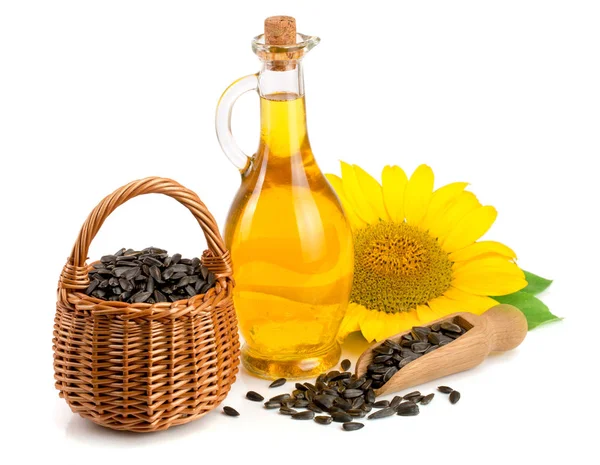 Beyaz arkaplanda izole edilmiş ayçiçeği yağı, tohum ve çiçek