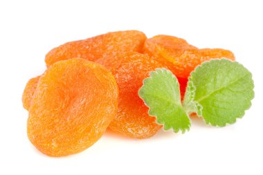 Beyaz arka plan üzerinde izole nane yaprakları ile Kuru Kayısı