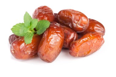 Tarihleri ile nane yaprakları üzerinde izole beyaz arka plan