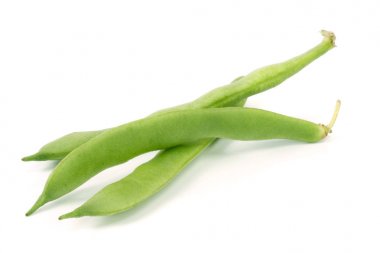 Beyaz arkaplanda yeşil fasulyeler izole edilmiş.