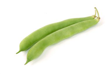 Beyaz arkaplanda yeşil fasulyeler izole edilmiş.
