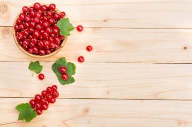 Frenk üzümü çilek yaprağı hafif ahşap ahşap bir kase