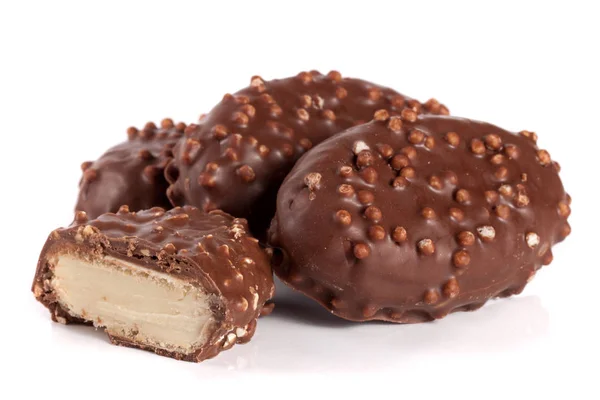 白い背景に分離された白いクリーム色の詰物とチョコレート ・ キャンディ — ストック写真