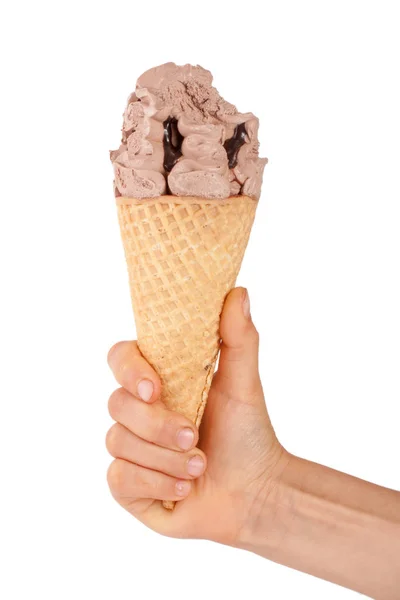 Gebeten chocolade-ijs in de Hoorn van een wafel in de hand geïsoleerd — Stockfoto