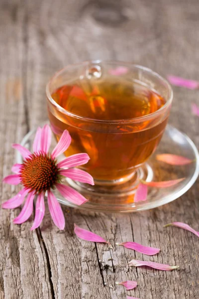 Tasse Echinacea-Tee auf altem Holztisch — Stockfoto