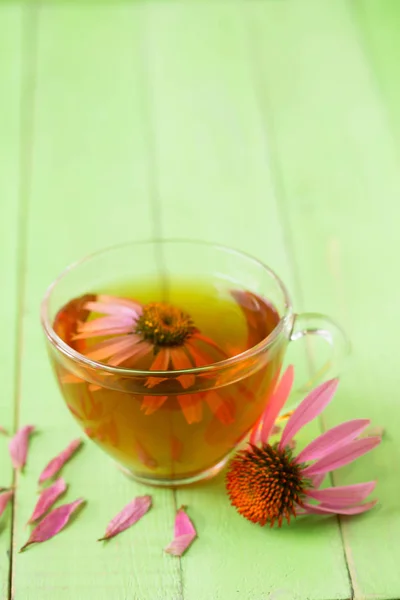 Kopje echinacea thee op groene houten tafel met kopie ruimte voor y — Stockfoto