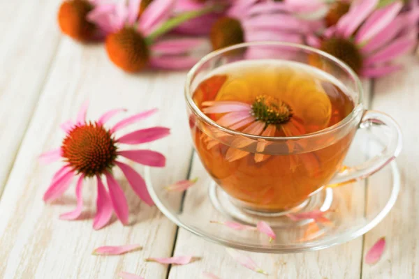 Echinacea čaj na bílé dřevěný stůl — Stock fotografie