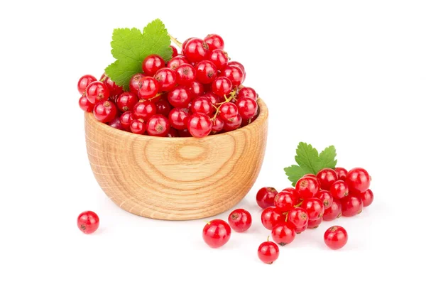Porzeczki czerwone jagody w drewniane miski z liść na białym tle — Zdjęcie stockowe