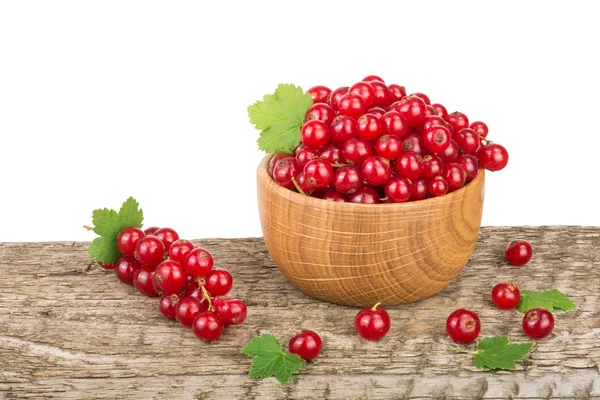 Porzeczki czerwone jagody w drewniane miski na drewniany stół z białym ba — Zdjęcie stockowe